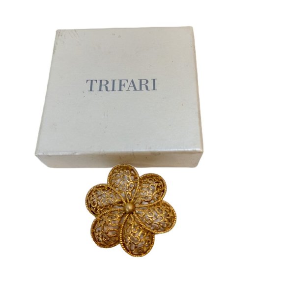 Vintage Trifari Crown Open Work Flower Signed Filigree Gold Tone Brooch Pin - Picture 3 of 7